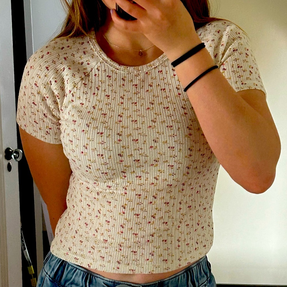 Cute and comfy floral print crop top!